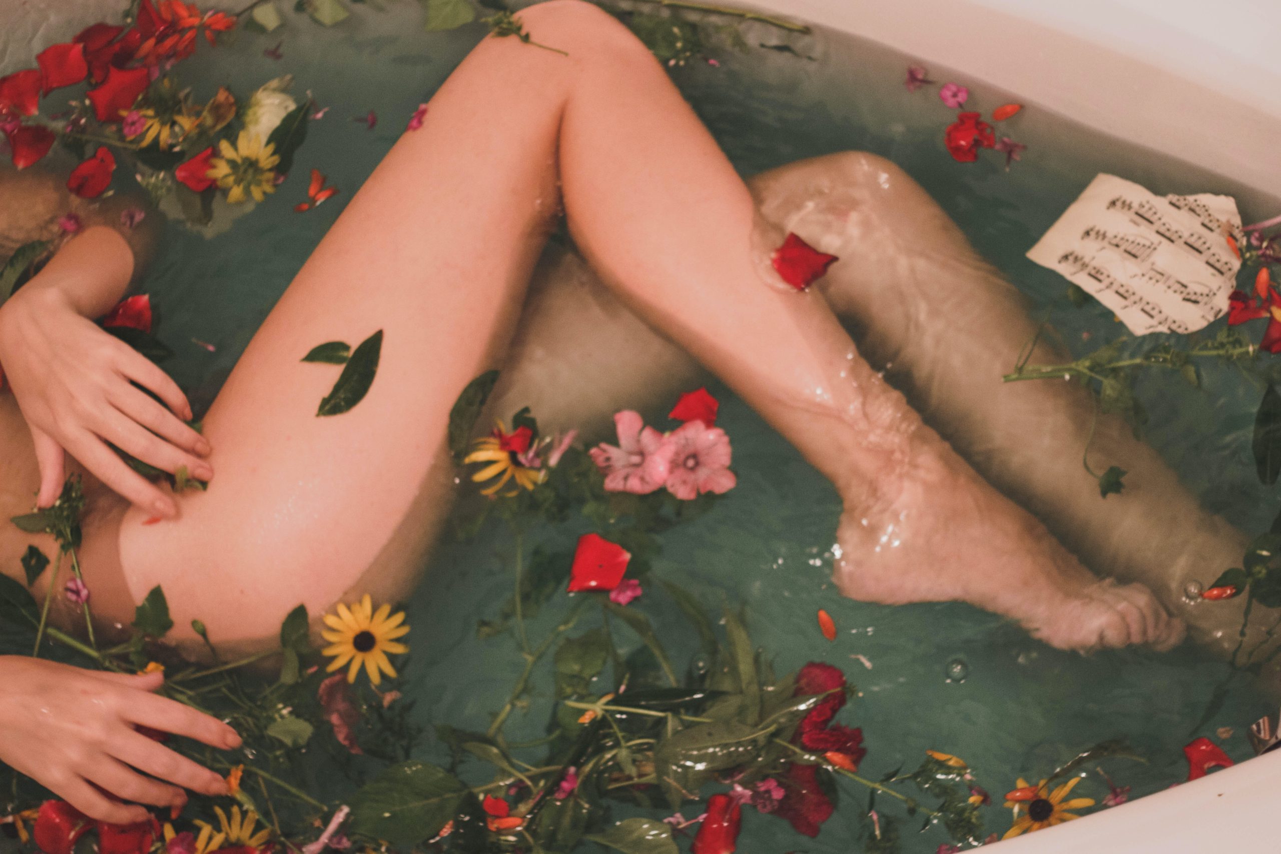 kojos vonioje su žiedlapiais